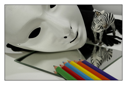 masque blanc, arc-en-ciel, crayons, zebre