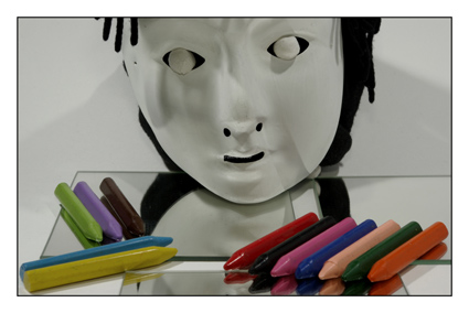 masque blanc au miroir, crayons de couleur