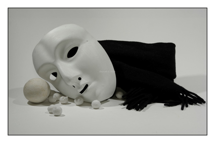 masque blanc, echarpe noire, billes, ducruet