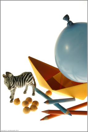 ballon bleu, bateau jaune, zebre et crayons, DUCRUET